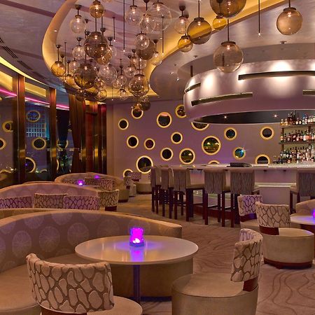 Four Seasons Hotel Ad Dawhah Esterno foto The bar at the Wynn
