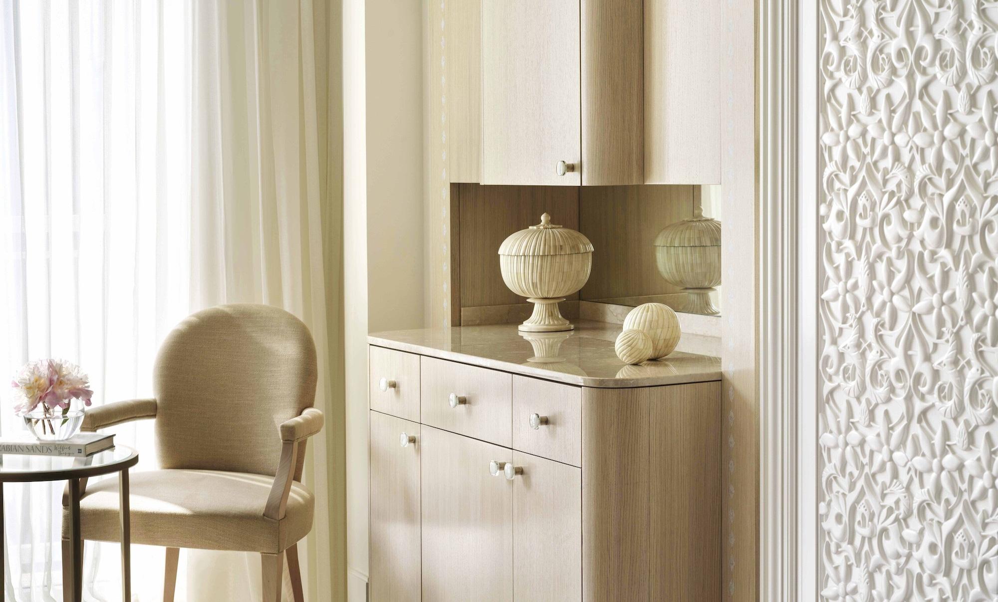 Four Seasons Hotel Ad Dawhah Esterno foto A modern sideboard