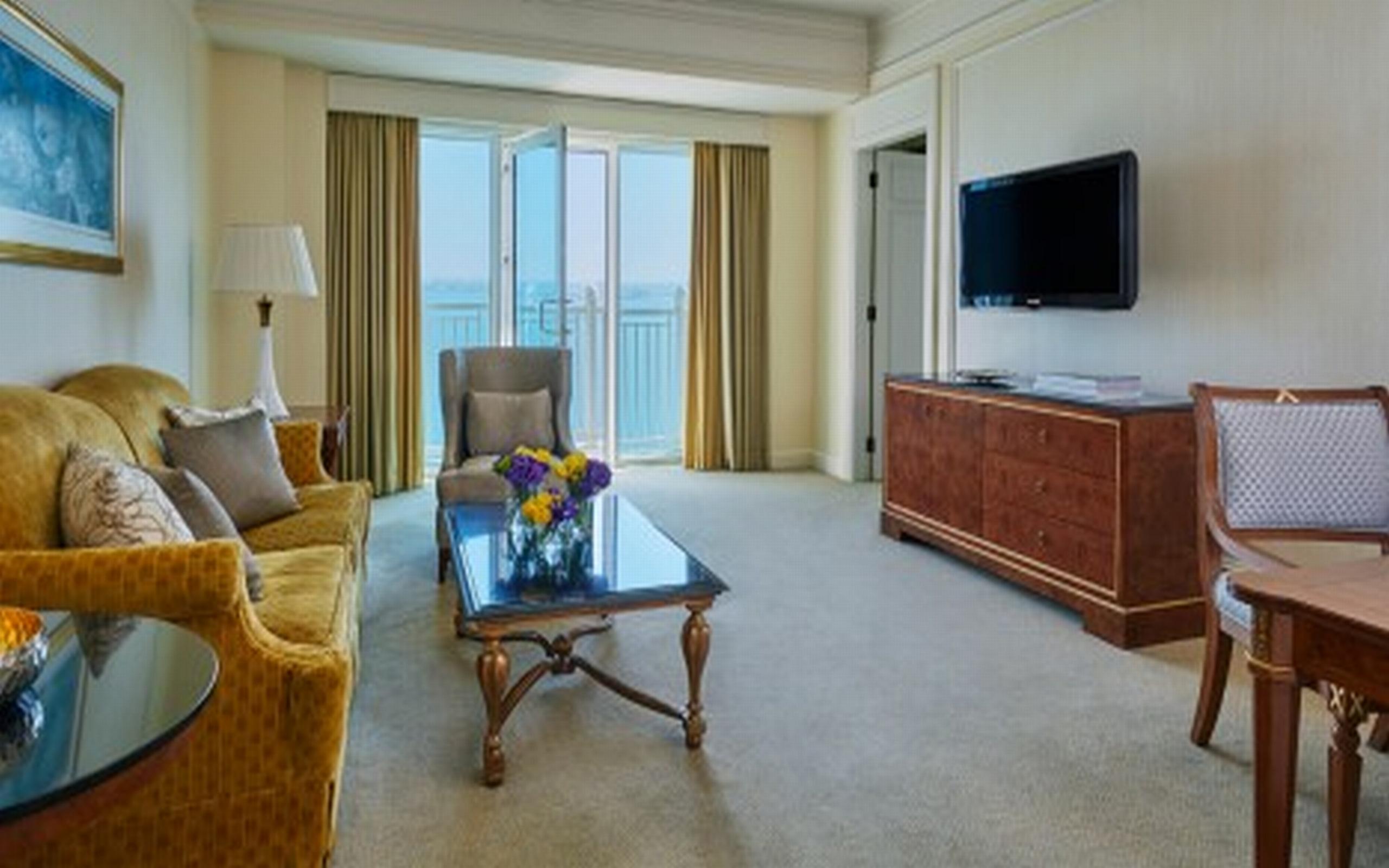 Four Seasons Hotel Ad Dawhah Esterno foto A living room at the Four Seasons Hotel