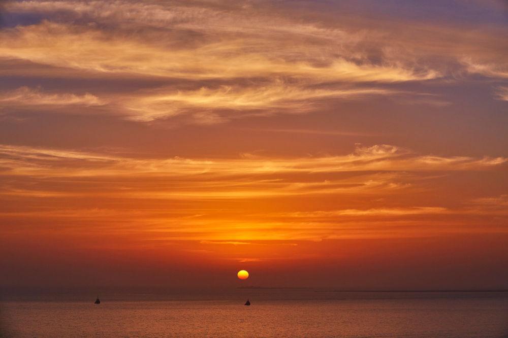 Four Seasons Hotel Ad Dawhah Esterno foto Sunset over the Gulf of Naples