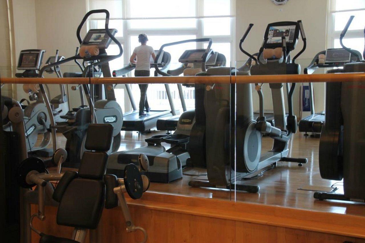 Four Seasons Hotel Ad Dawhah Esterno foto Elliptical cross trainer