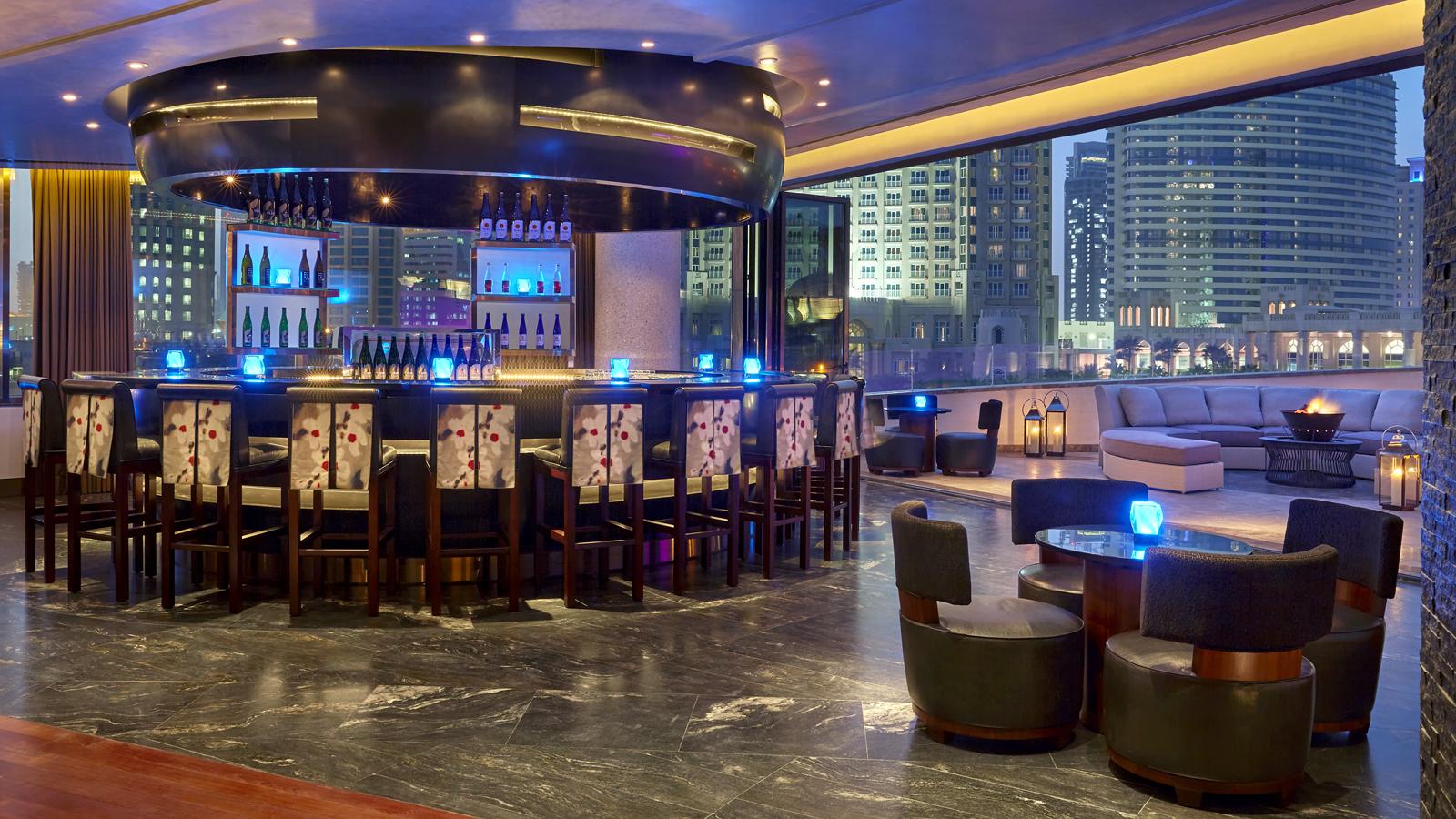 Four Seasons Hotel Ad Dawhah Esterno foto The bar at the 360° Lounge