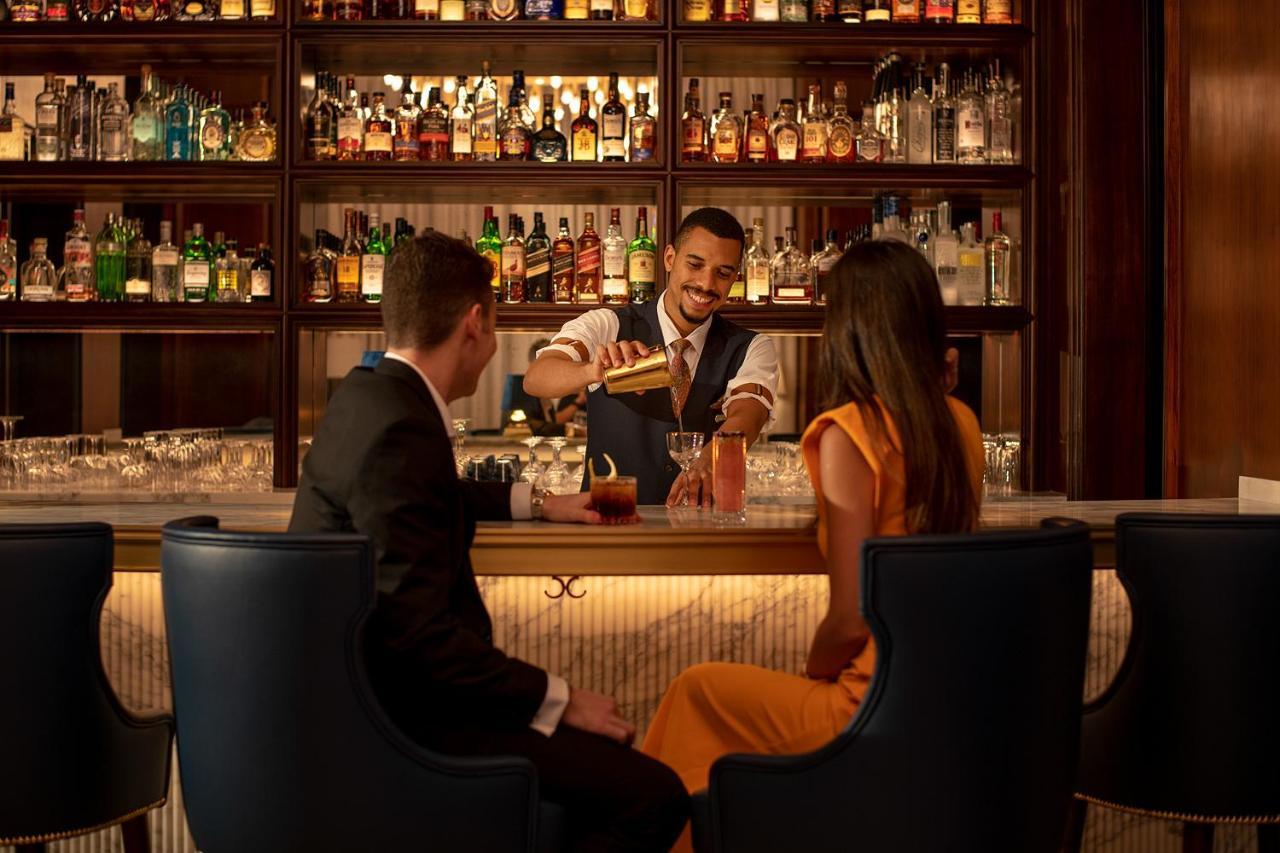 Four Seasons Hotel Ad Dawhah Esterno foto The Bar at The Ivy
