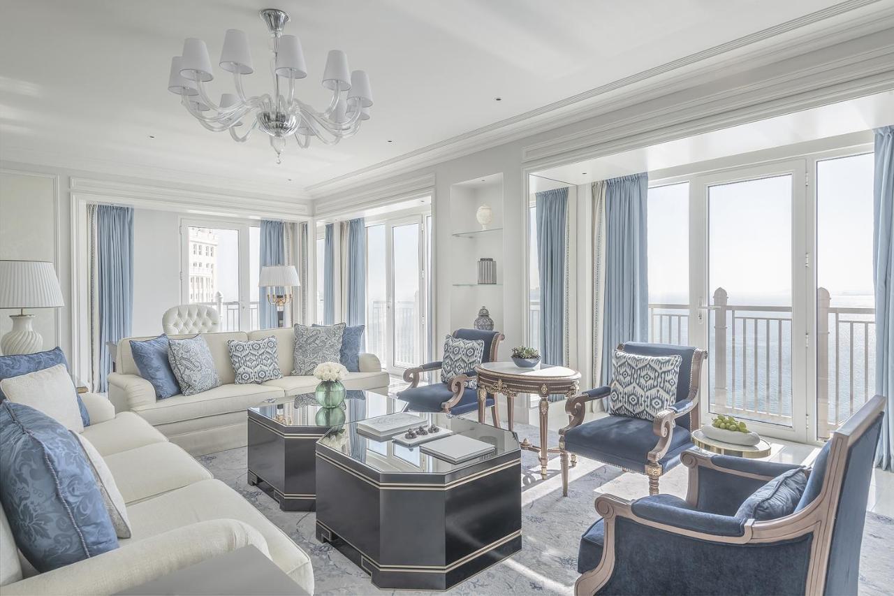 Four Seasons Hotel Ad Dawhah Esterno foto A living room at the Four Seasons Hotel