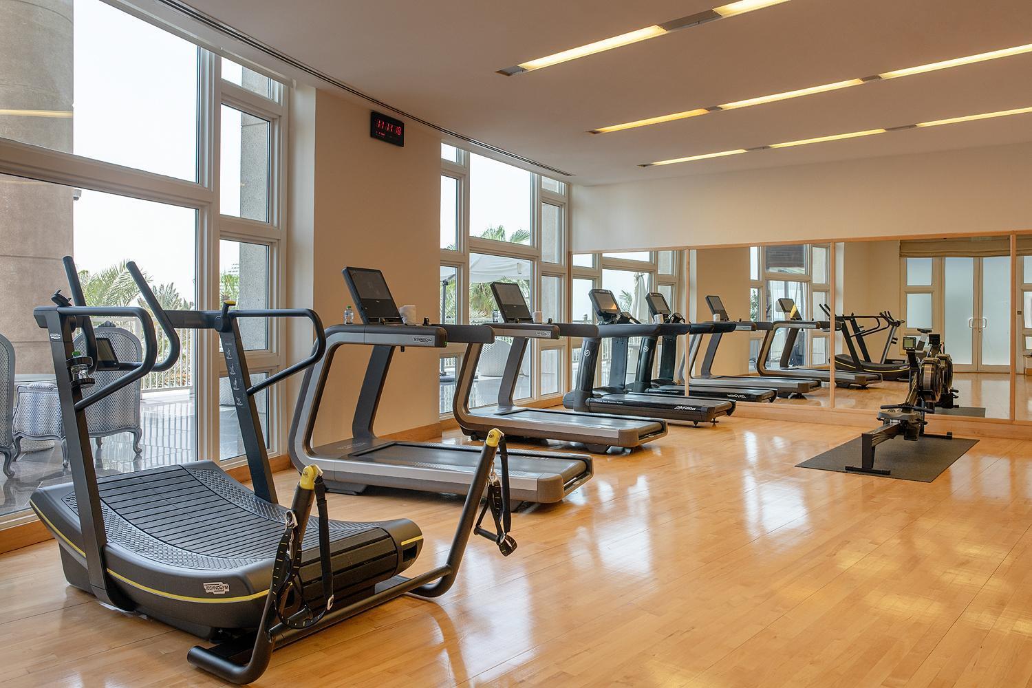 Four Seasons Hotel Ad Dawhah Esterno foto The gym at the hotel