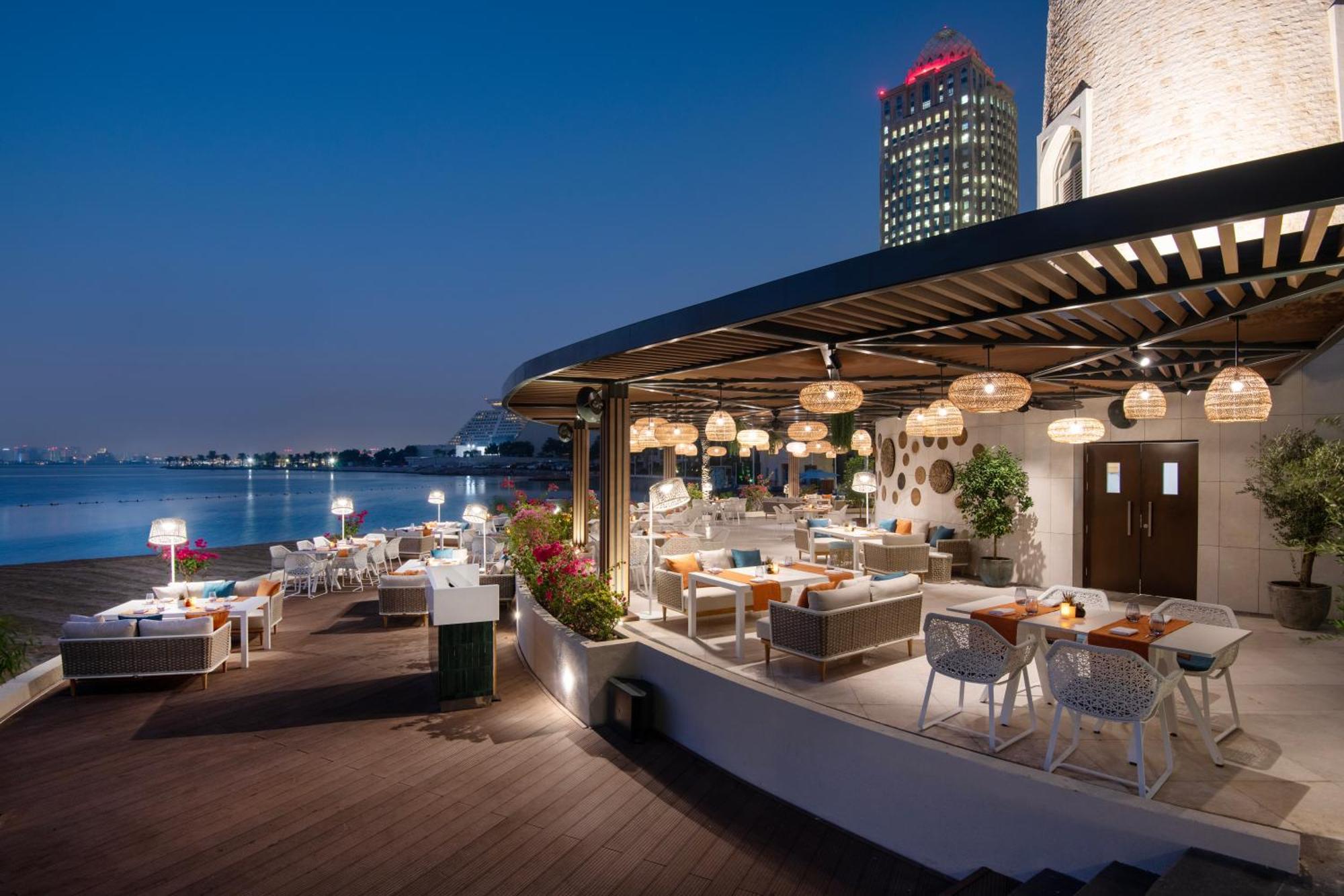 Four Seasons Hotel Ad Dawhah Esterno foto The Deck