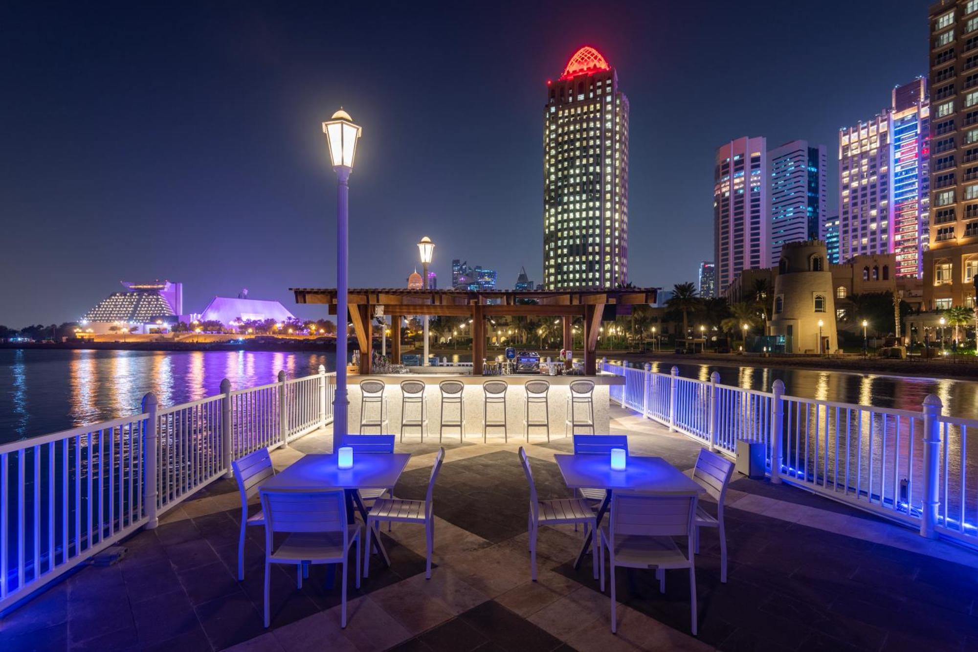 Four Seasons Hotel Ad Dawhah Esterno foto The Portside Pier at night