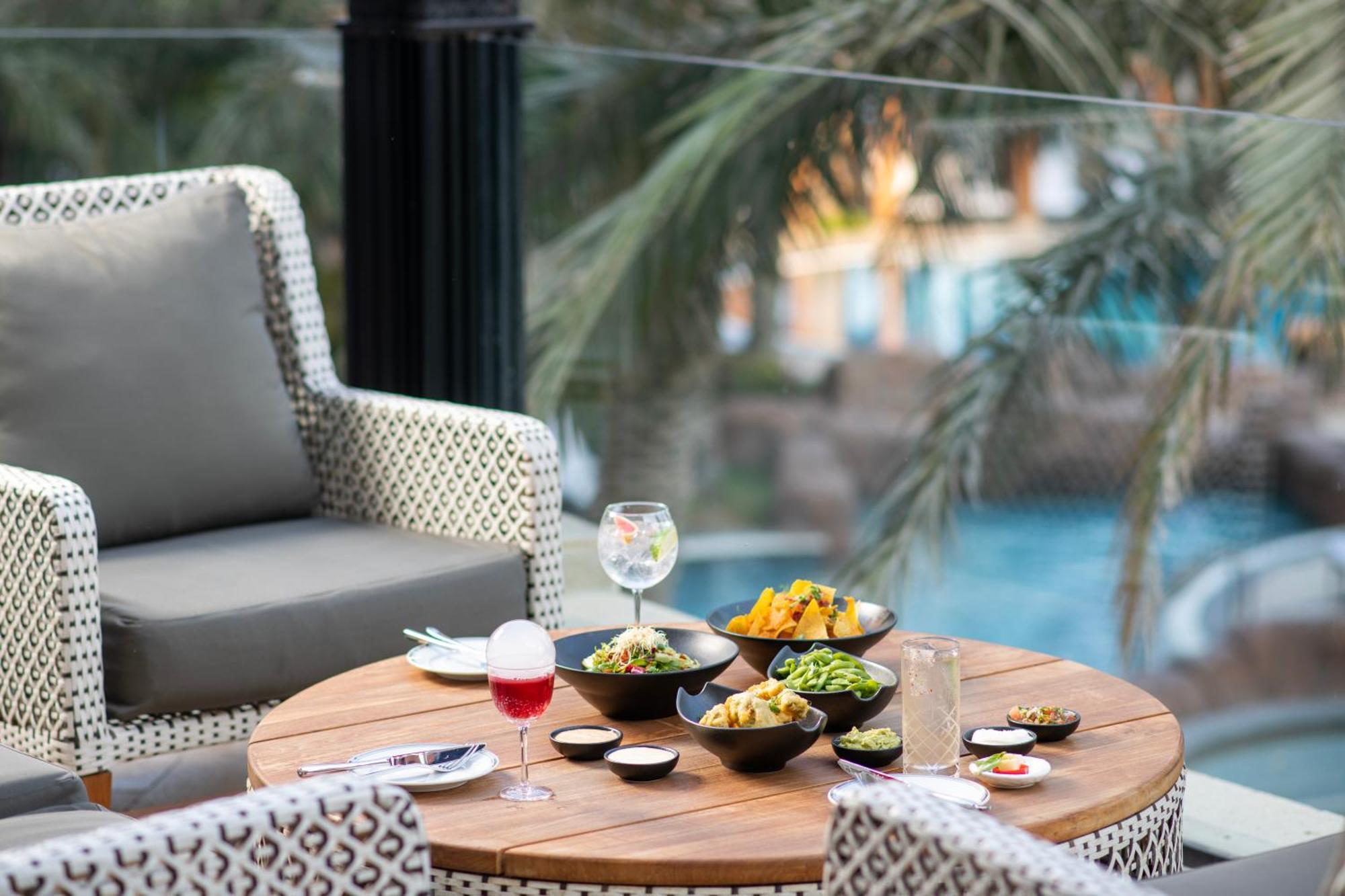 Four Seasons Hotel Ad Dawhah Esterno foto The Pool Bar