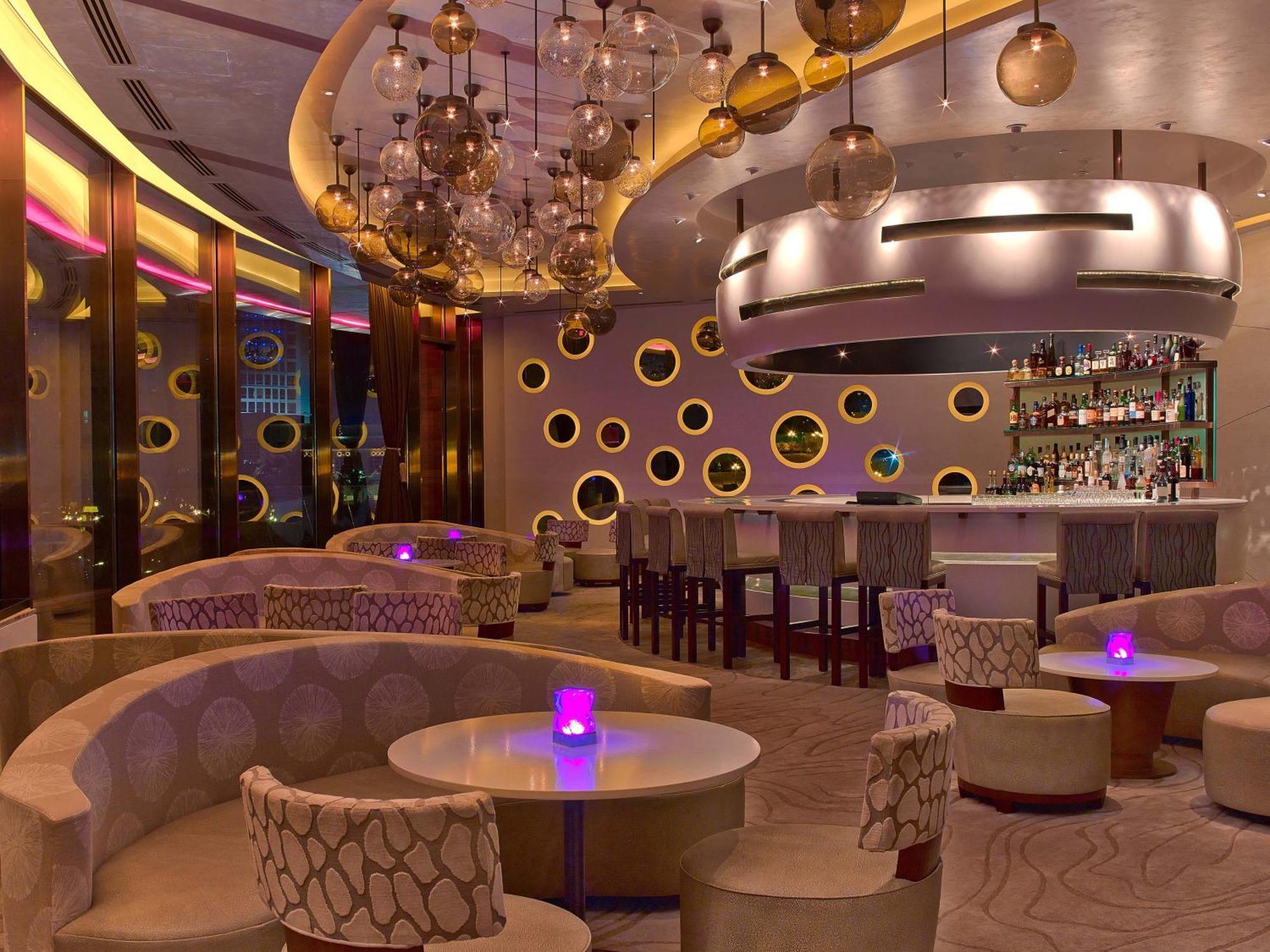 Four Seasons Hotel Ad Dawhah Esterno foto The bar at the Wynn