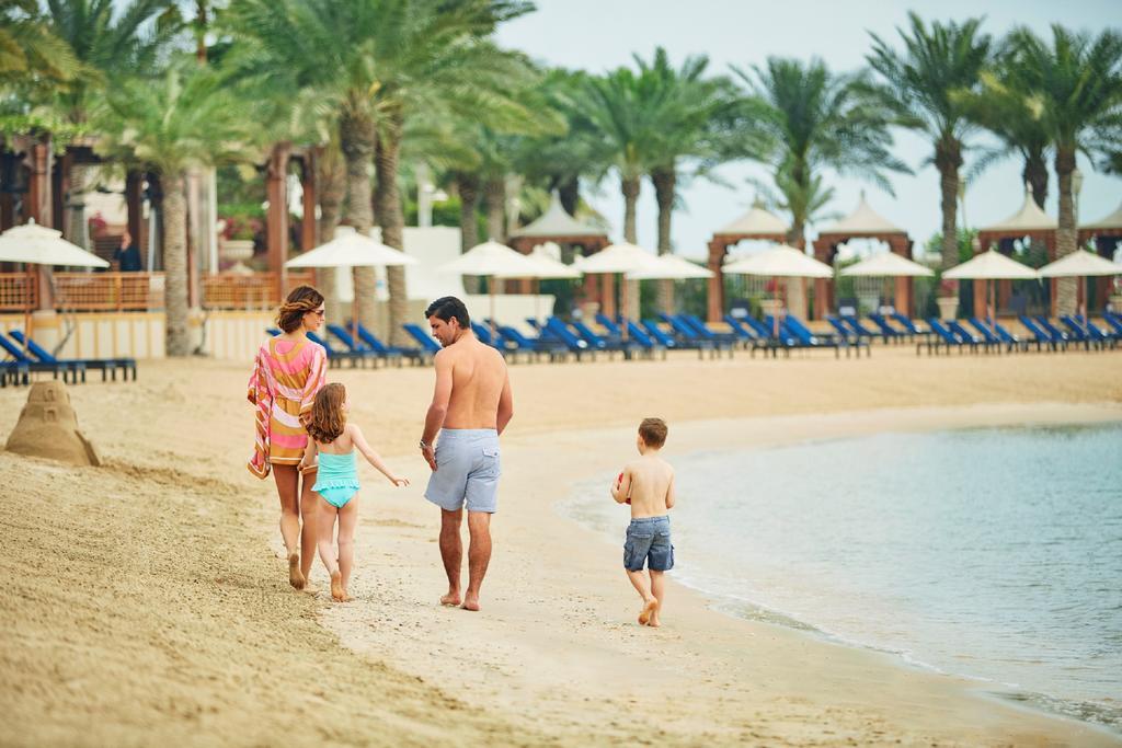 Four Seasons Hotel Ad Dawhah Esterno foto Family on the beach at Jumeirah Beach Hotel