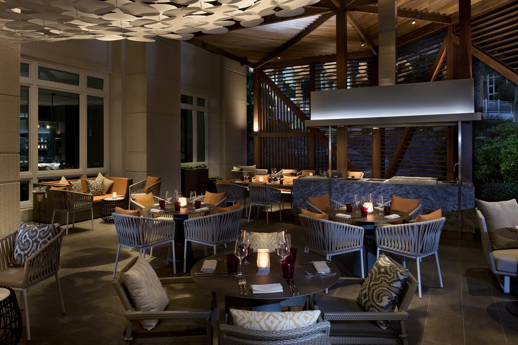 Four Seasons Hotel Ad Dawhah Esterno foto The interior of the restaurant