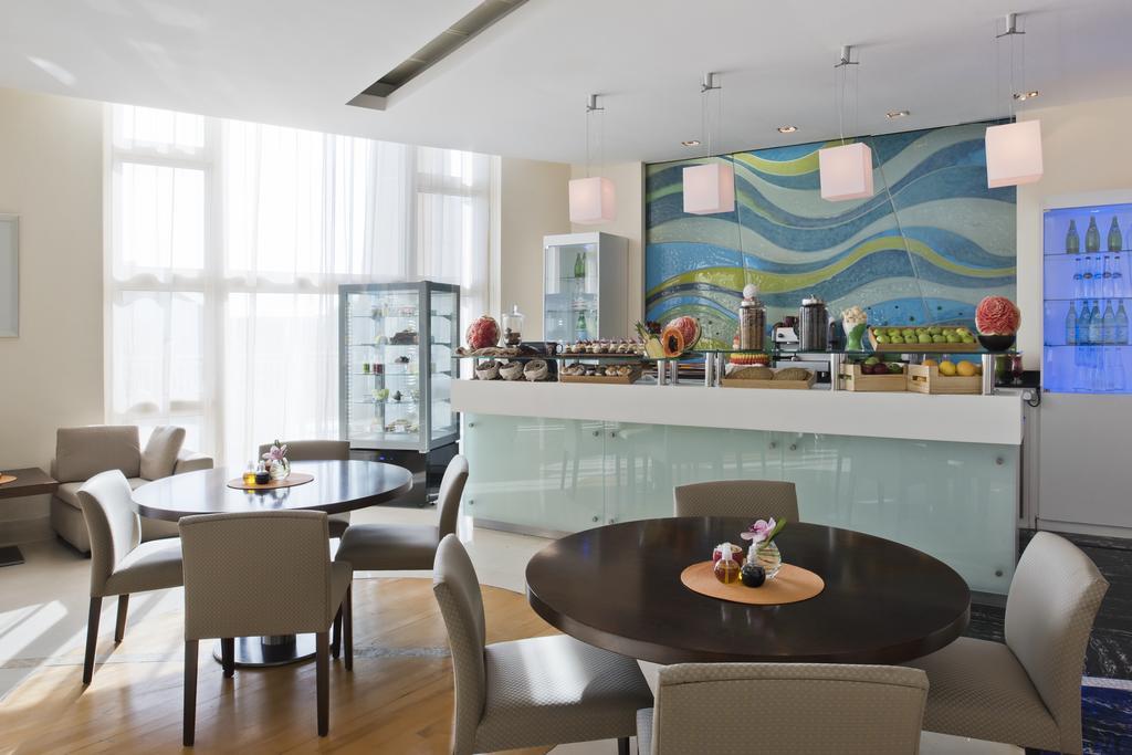 Four Seasons Hotel Ad Dawhah Esterno foto The Club Lounge at the airport